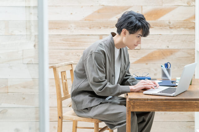 巻き肩とは？近年増えている現代人の姿勢の悩み