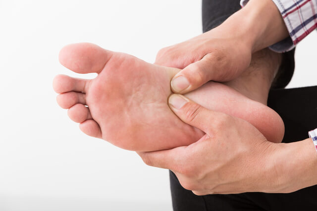 【足の専門医が解説】扁平足を放置するとどうなる？痛みや疲れを防ぐための改善方法