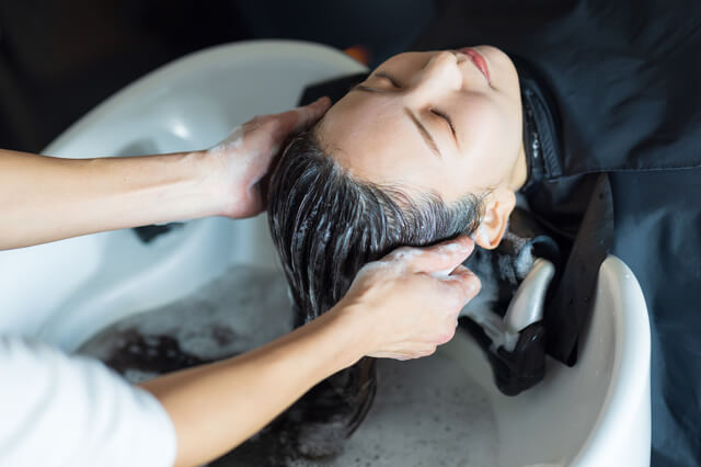 美容室×自宅でグレイヘアを美しく保つには