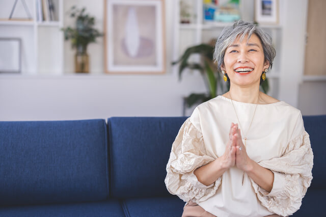 【美容師が解説】グレイヘアとは？白髪を「隠す」から「活かす」へシフトする方法