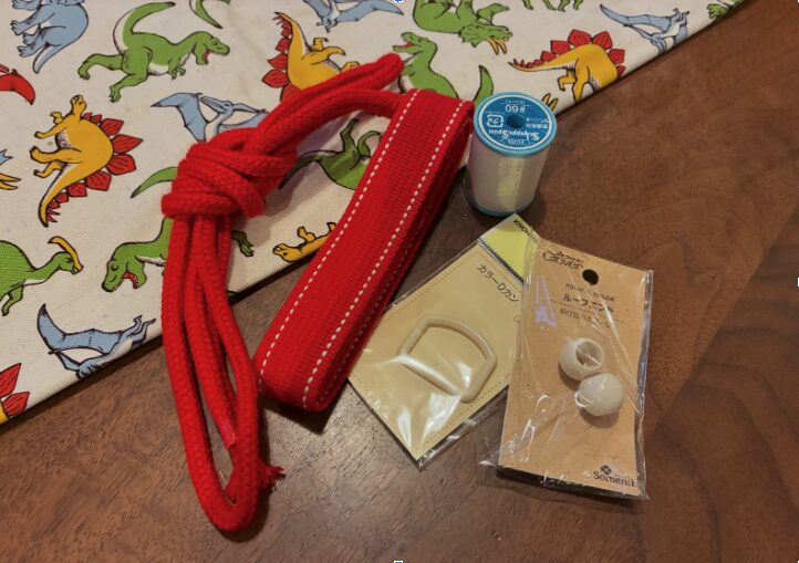 布選びだけでなく、紐やテープ、留め具など細かなパーツ選びも楽しみのひとつ。