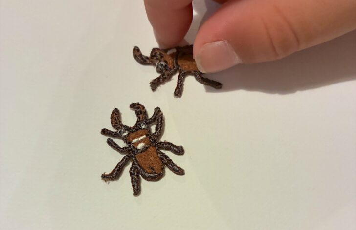 100均や手芸店で買えるワッペンを貼るだけで、裁縫なしでもオリジナル感アップ。