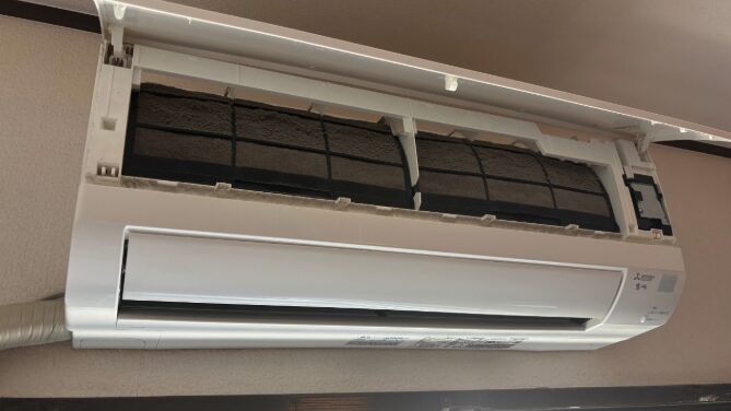 エアコン:業者12,000円vs自力2時間+スプレー代800円