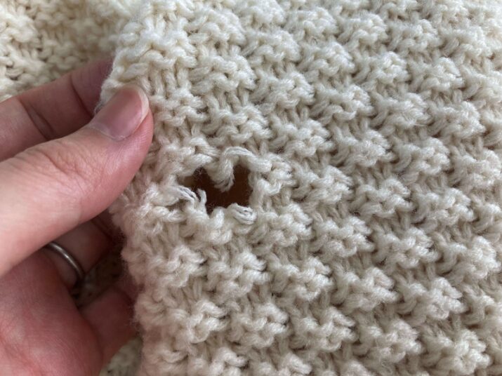 穴のあるマフラーもワッペンで再生！お気に入りを長く愛用