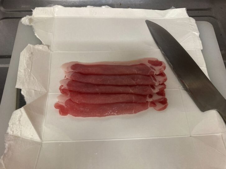 使い捨てまな板として肉・魚の調理に活用する方法