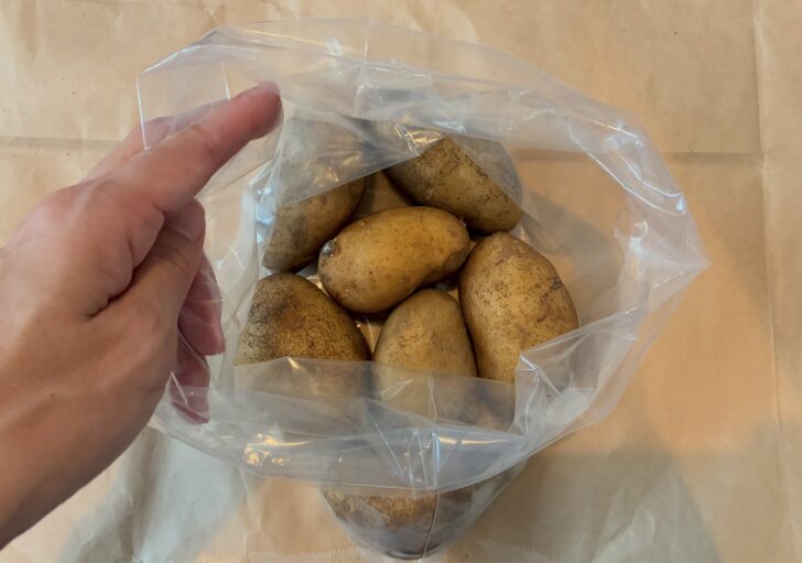袋の底にきっちりと、じゃがいもや玉ねぎを敷き詰めましょう。
