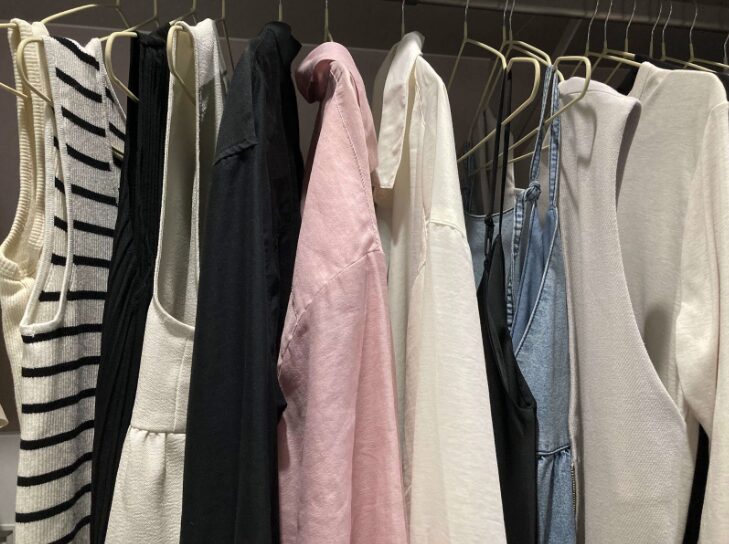 洋服を種類別に並べて同じような服を発見する