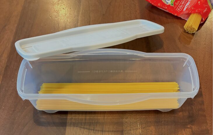 水とパスタを入れてレンジへ。ガス代&調理時間のW節約が叶います。