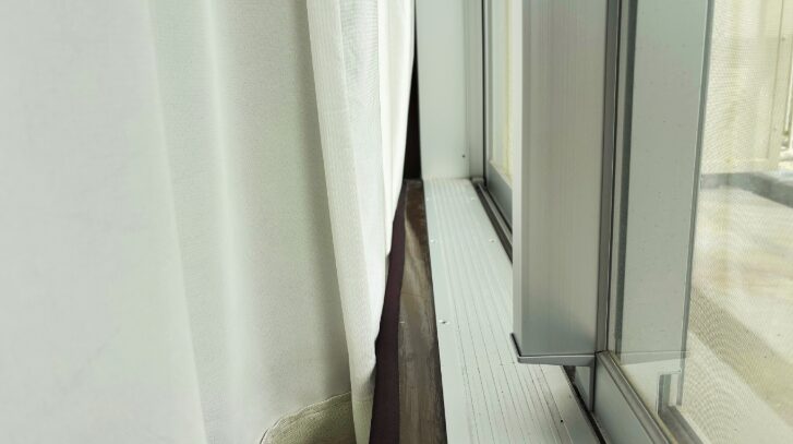カーテンと窓の間に空気層を作る閉め方