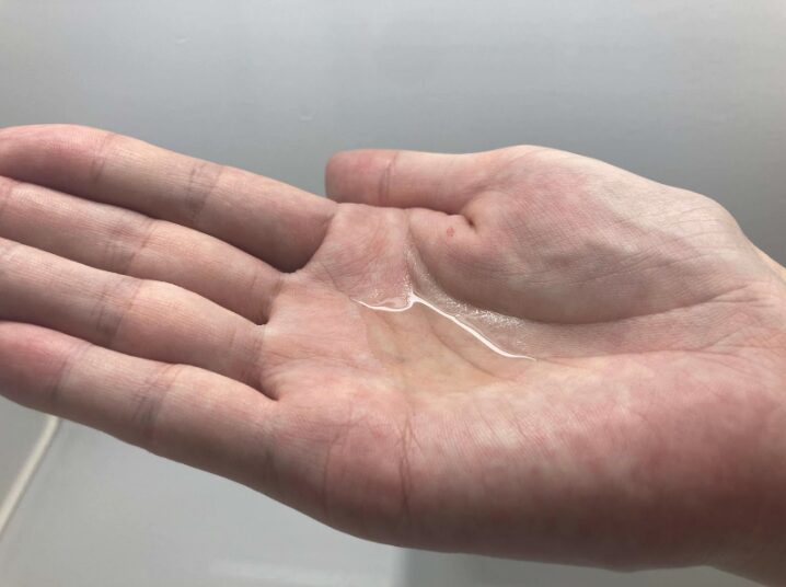 手のひらで温めてから髪に馴染ませるとムラなく仕上がる。