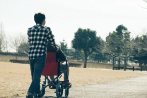 70代の父が自宅で転倒…親の介護をきっかけに「自分の将来」が不安になった40代会社員の事例【みんなが資産形成をはじめたきっかけ