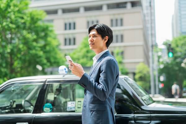 タクシーアプリを賢く使い分けて交通費を節約