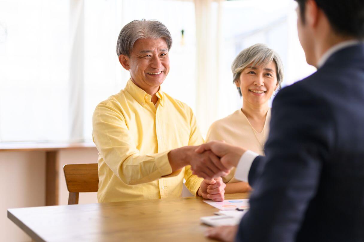 退職金が口座にあると使ってしまいそうで…定年後、人生ではじめて「投資信託」に投資した60代の事例【みんなが資産形成をはじめたきっかけ】