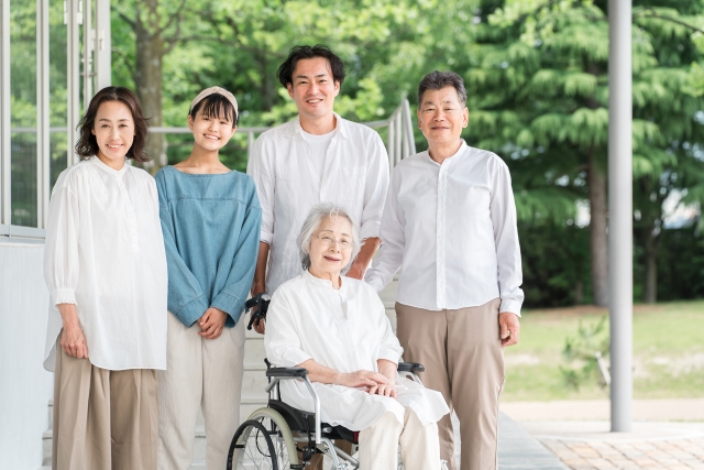 親の介護でお金がない場合でも焦らず利用できる制度や資金調達法を探そう